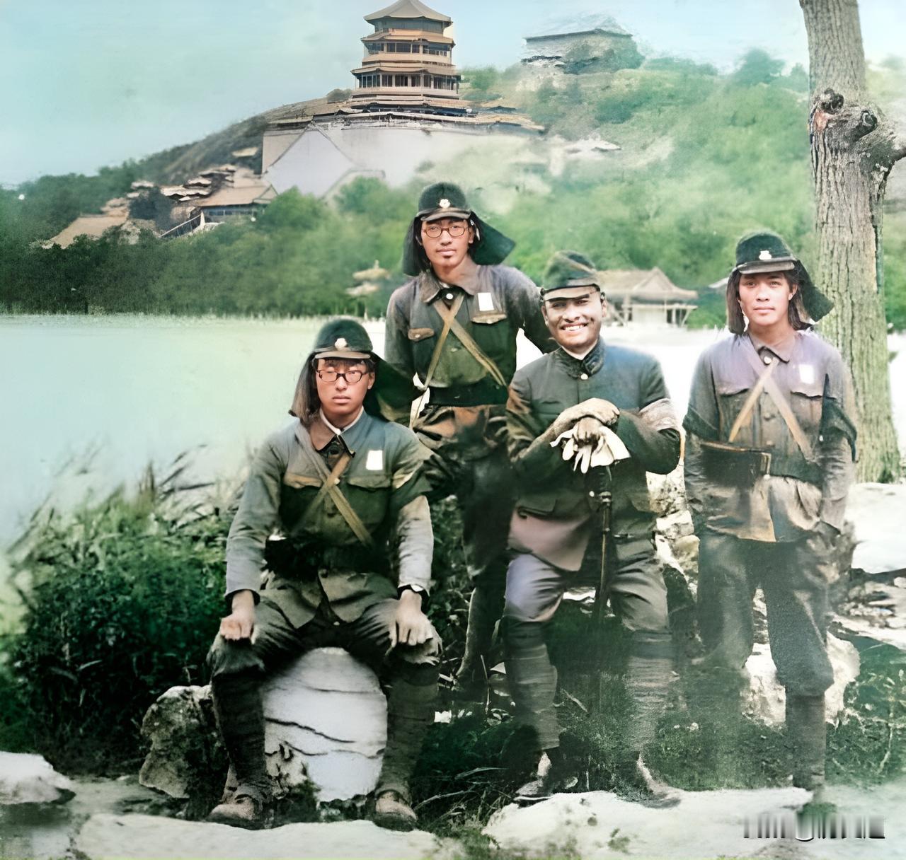 抗战中，一名日军军官与三名日军士兵在颐和园。其中，三名士兵戴着装饰屁帘的帽子，两
