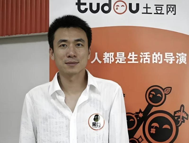 2008年，富翁王微在婚内爱上了一位芭蕾舞美女，他随手给妻子杨蕾10万元：“离婚