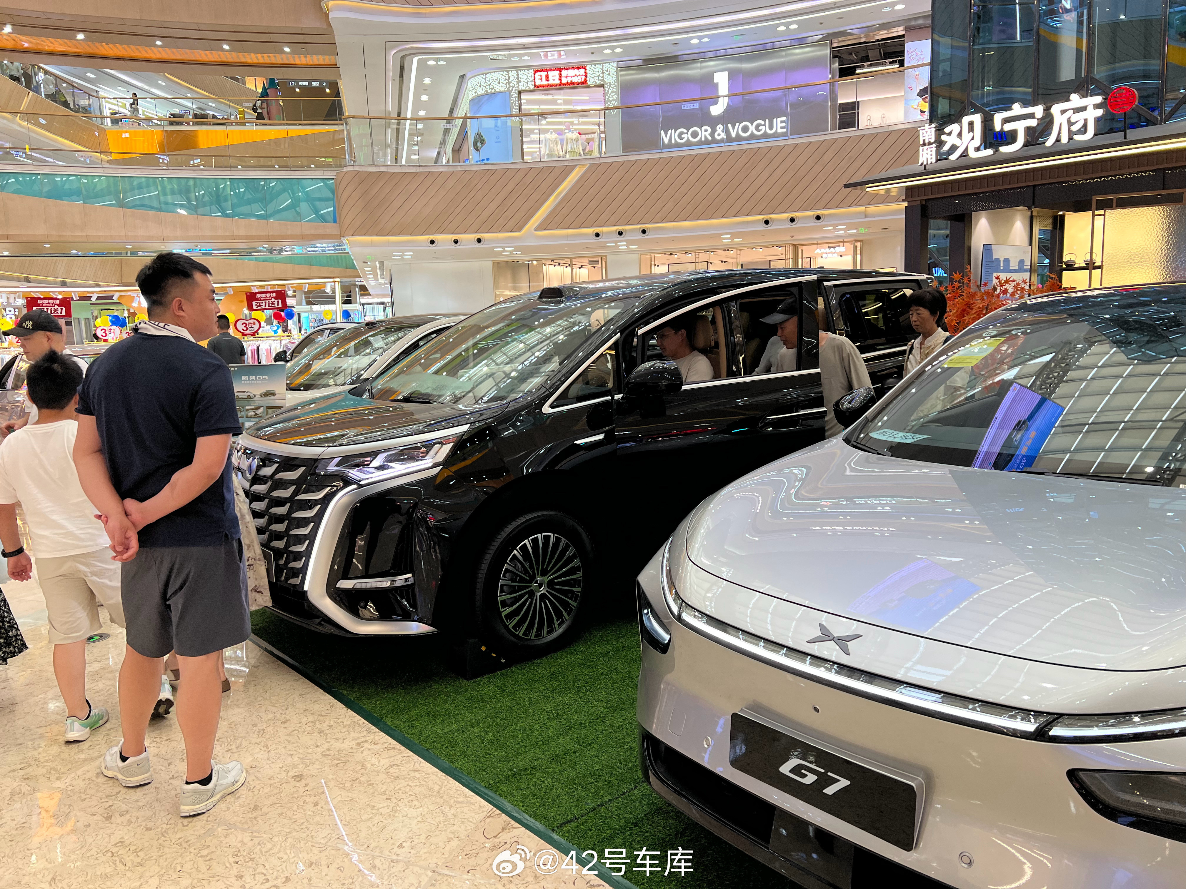商场展台，集齐了小鹏、腾势、智己、零跑，只有腾势摆的是MPV，然后围着的人也是