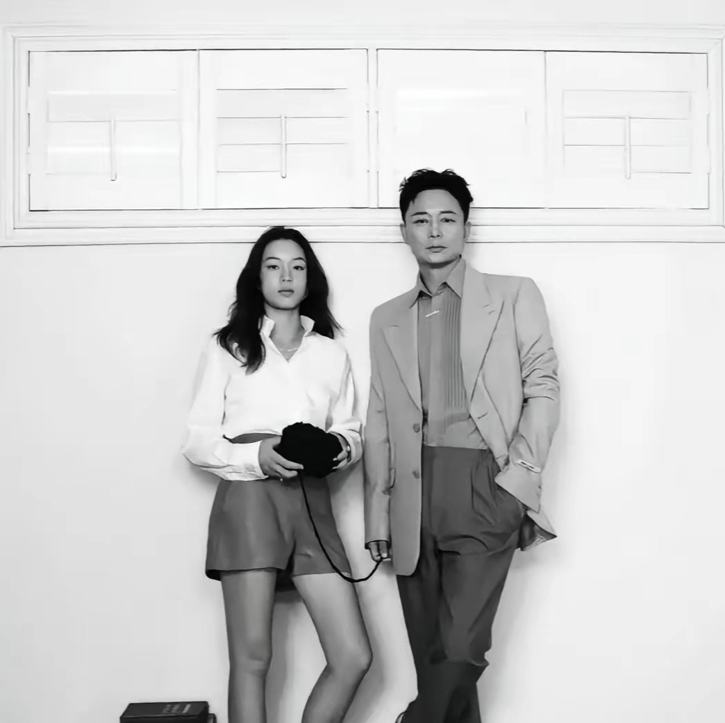 刘奕君带女儿拍摄杂志大片，女儿大方从容，气场自然舒展气质格外出众，一眼便能看出是