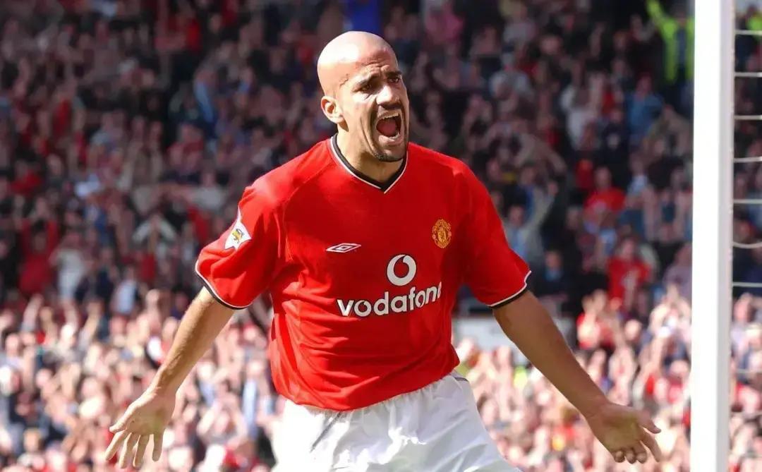 贝隆在曼联那会儿，踢得是真别扭。明明是个传统前腰，非得把他往后放。他习惯拿球慢慢