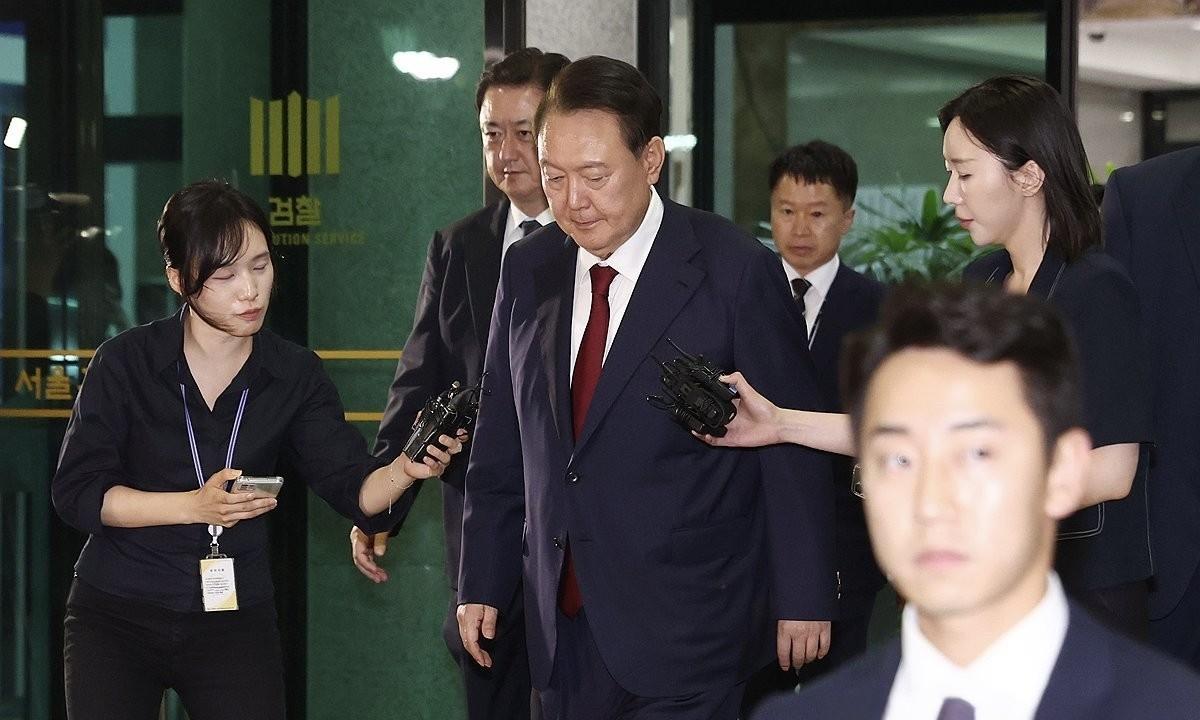 尹锡悦崩溃了在当地时间29日凌晨1时左右，尹锡悦拖着疲惫不堪的身体走出了独立检