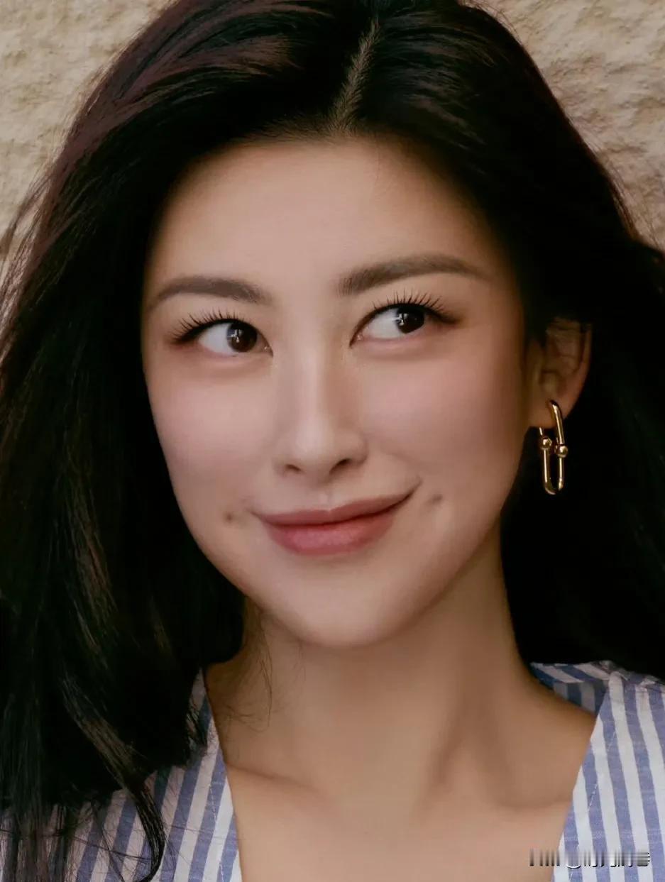 朱珠的两个小酒窝还是蛮可爱的。清纯甜美。
