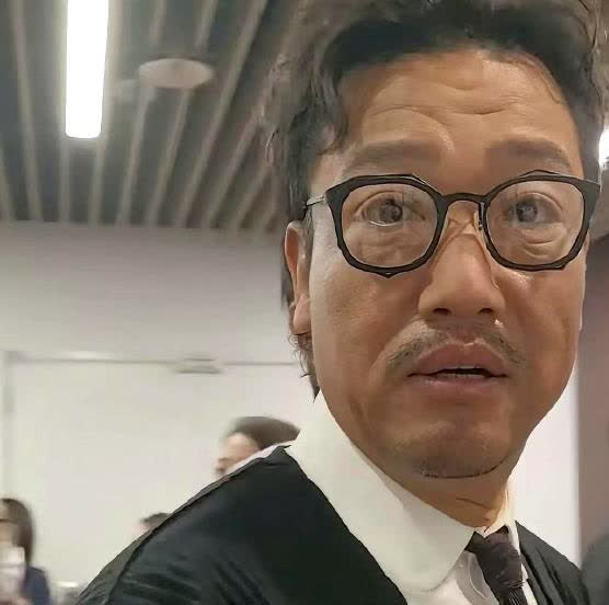 我给我妈看了一眼贾冰最新的照片我妈惊呼一声：这人咋减肥减的面相都变了呢？