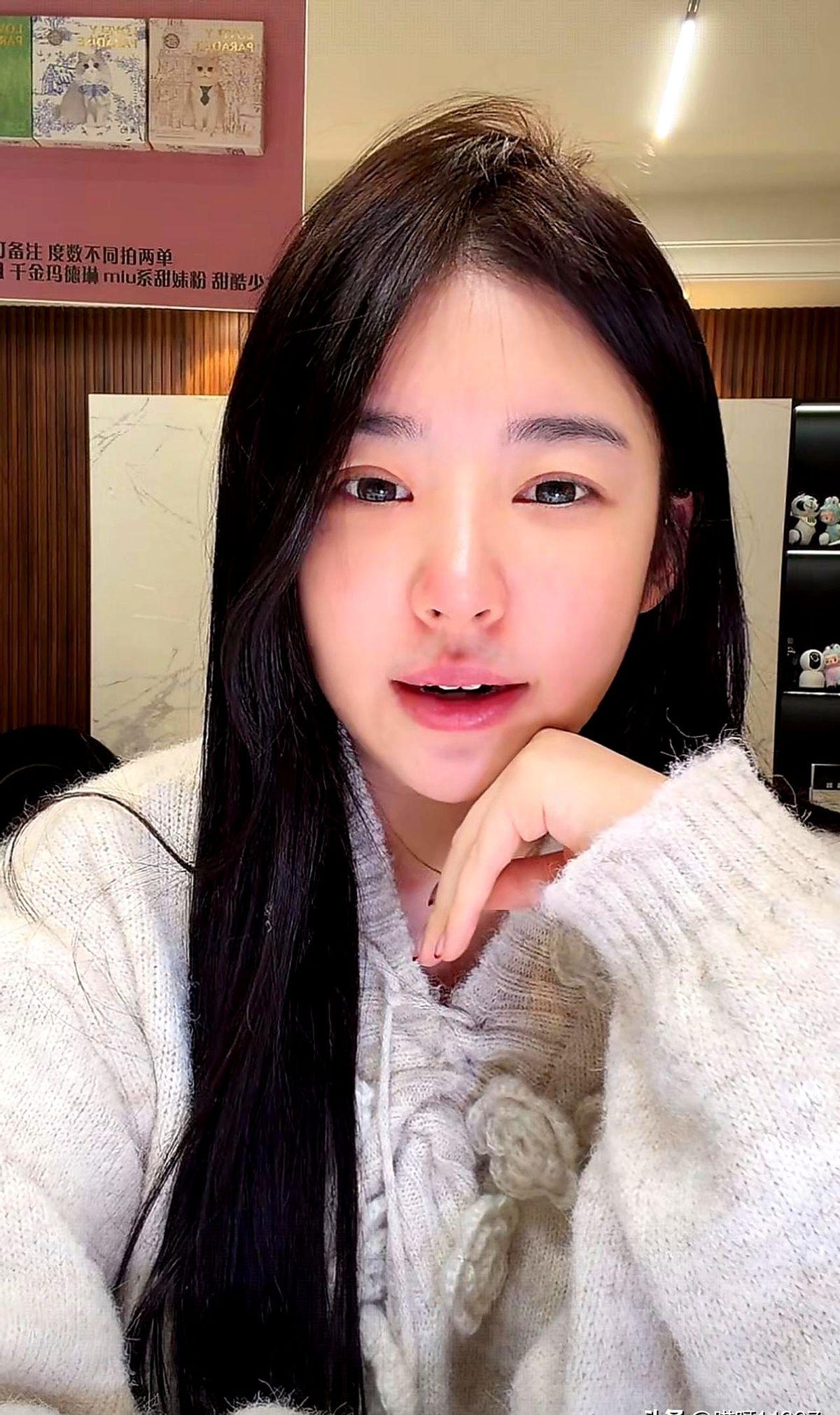 好家伙，黄一鸣这风格换得有点快啊！前两天看她直播，还是一头清爽的短发，结果新