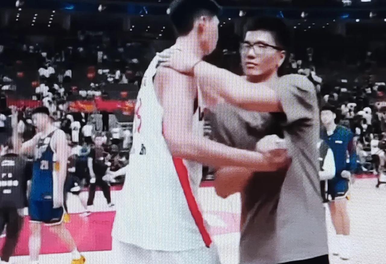 徐昕与焦泊乔，不同的环境，不同的命运。徐昕:干嘛啊，乔乔，搭拉着脸呢？焦泊乔