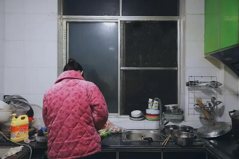 老婆生孩子我妈没来，半年后我妈住院我也没去老婆生孩子那天，我给我妈打了七八