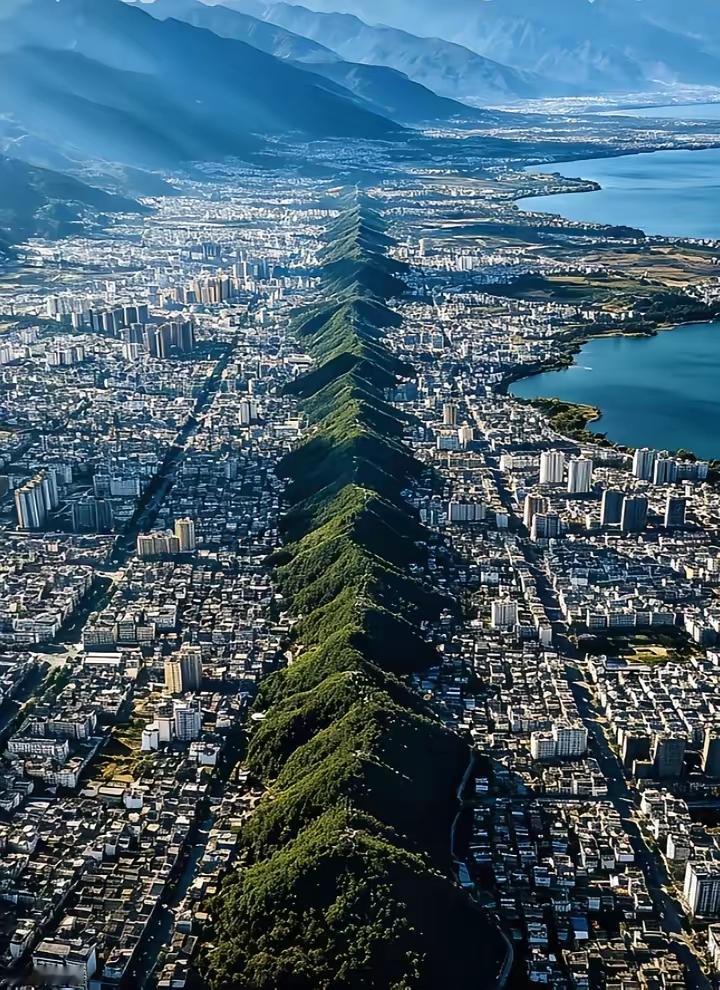 俄罗斯的索契，大高加索山脉将这座城市分割成沿海滨海区与内陆高山山区两部分这条海边