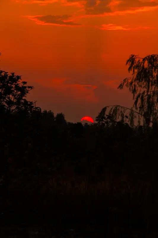 “红霞追落日”这上联太妙啦！“红霞”描绘出夕阳西下时绚烂的色彩，“追落日”又赋予