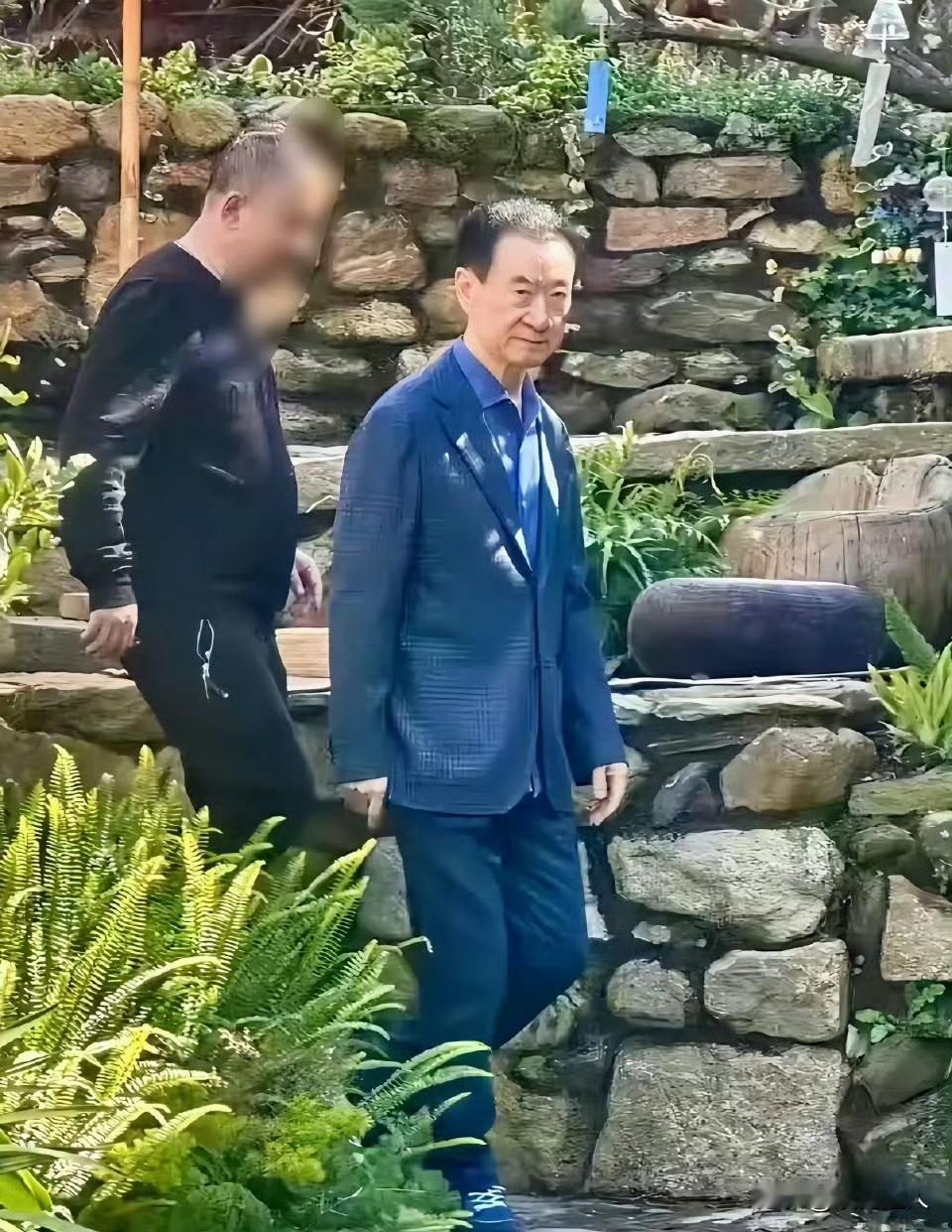 全网都在猜王健林为啥把万达家底快卖空了？你见过哪个大佬宁愿砸锅卖铁还债，也不