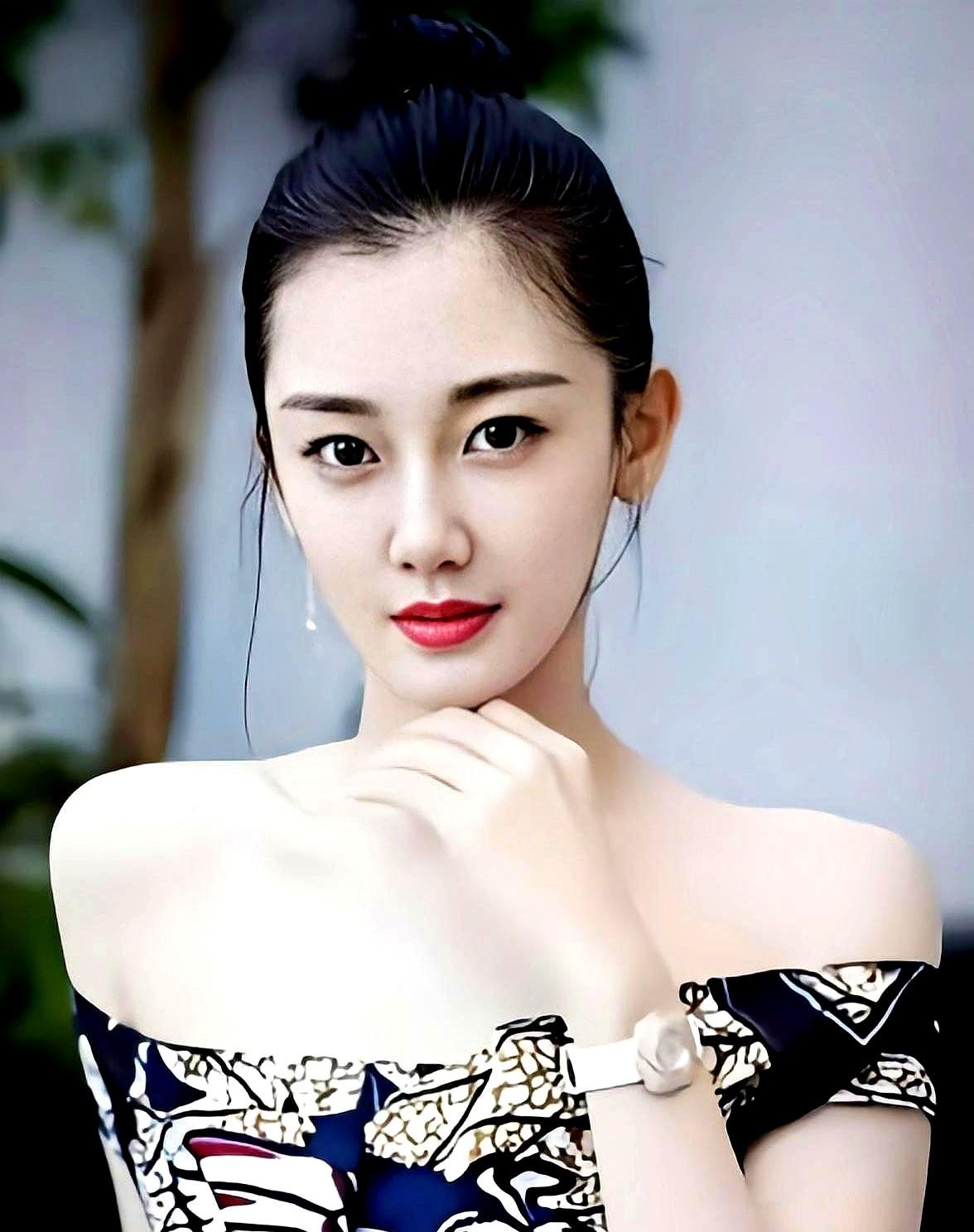 郑恺苗苗这三胎藏得够深啊！一晃都快3岁了才正式官宣，怪不得照片里看着不小。一