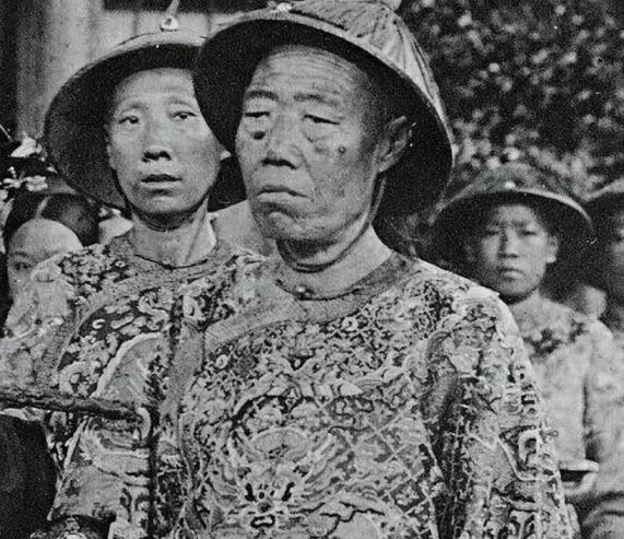 1908年慈禧太后去世，李莲英请求回老家养老。隆裕太后面色不善，心想：“你做了多