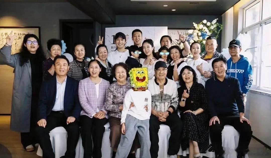 黄晓明携一家四口赴生日宴，小海绵被奶奶紧紧抱住，腿老长了，都快溢出屏幕啦。