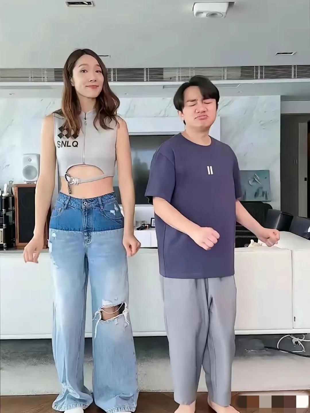 镜头中的王祖蓝闭眼嘟嘴的样子好像是在撒娇哈！看这样子，王祖蓝穿的衣服都是妻子李亚