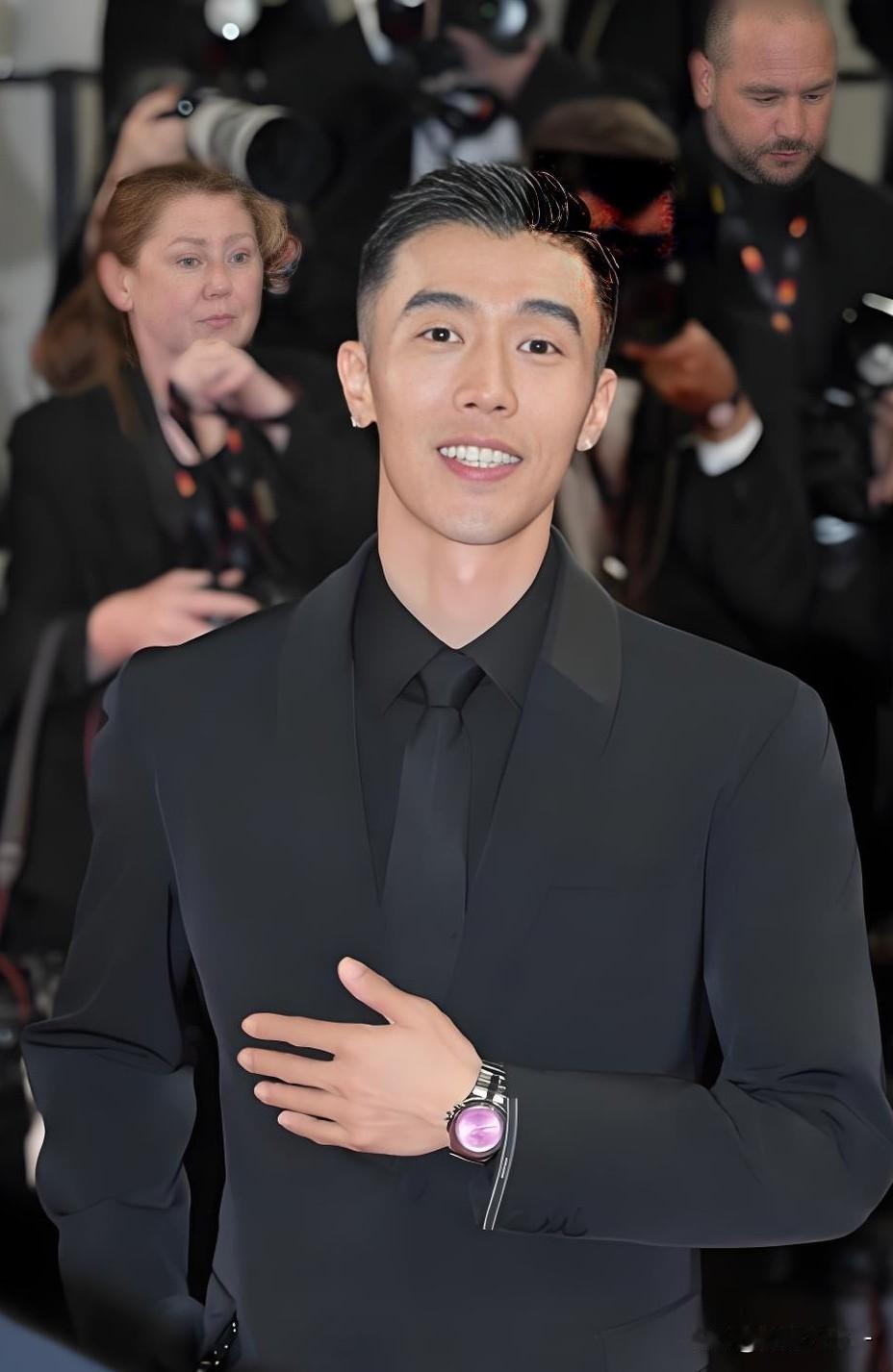 《四喜》最帅的男人，就是周游演的这个李景哲了，倒不只是说他长得帅气，而是