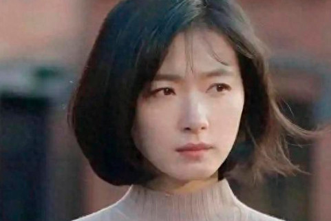 万茜出身军人家庭，父亲是军人，母亲在部队文工团工作。她从小深受父母影响，练就了