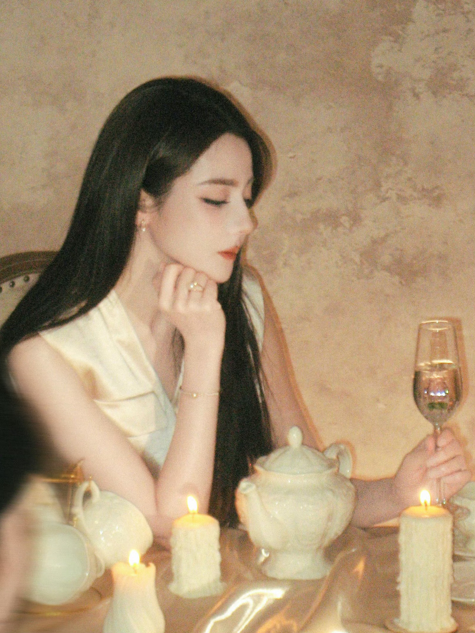迪丽热巴无名指珍珠戒指女神想戴哪就戴哪喽珍珠配美人热巴你不要太美喽高奢珠宝