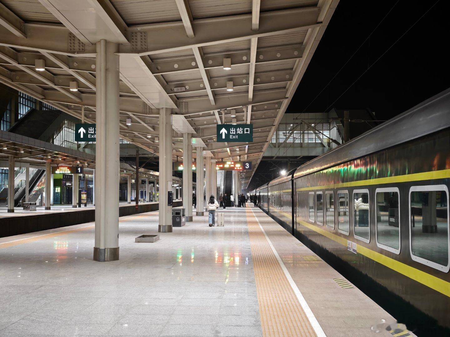 凌晨1点多，火车到达了格尔木站。就挺神奇的，原本好不容易睡着了，这会儿就很清醒，