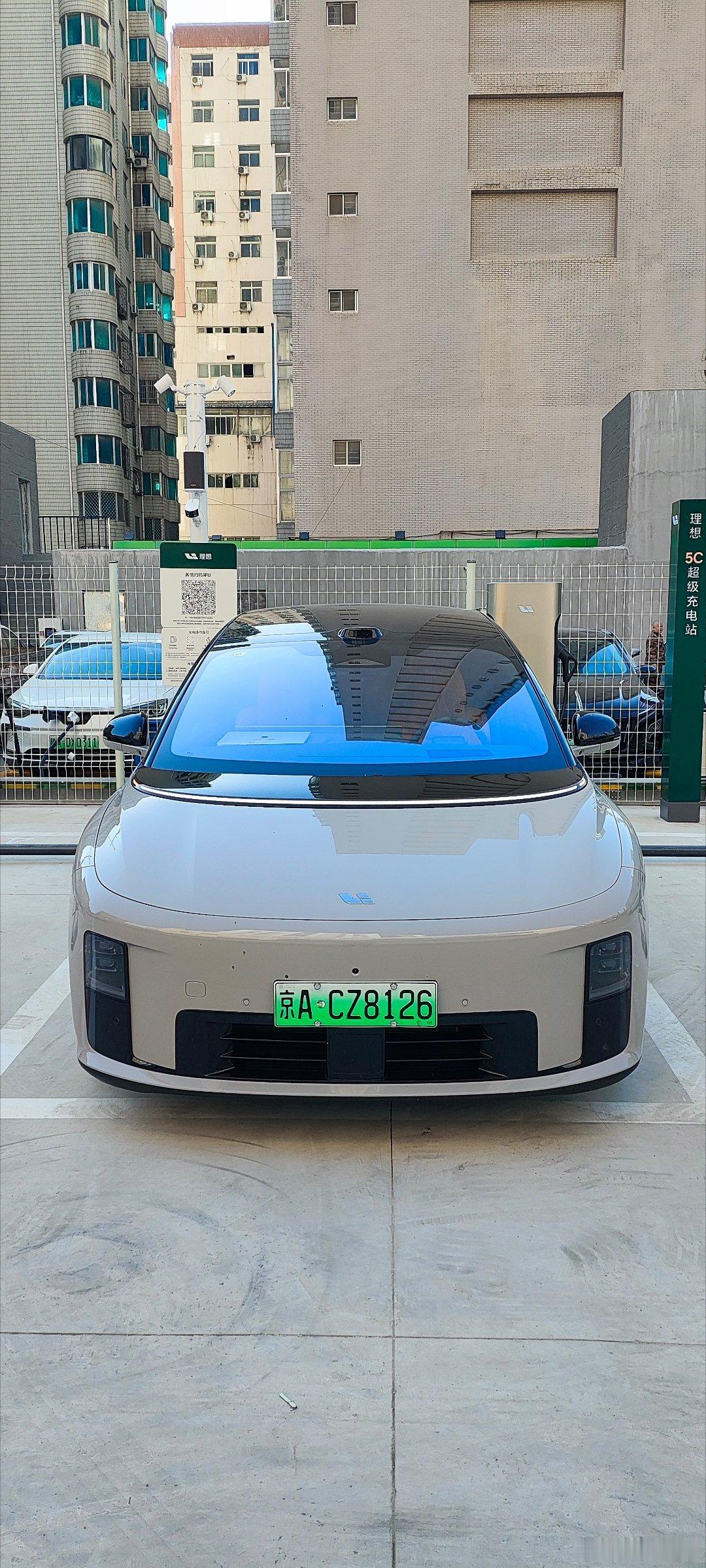 大约剩12%电的时候我们在西安找了个理想超充桩，中午高峰期一度电才一块，比北京便