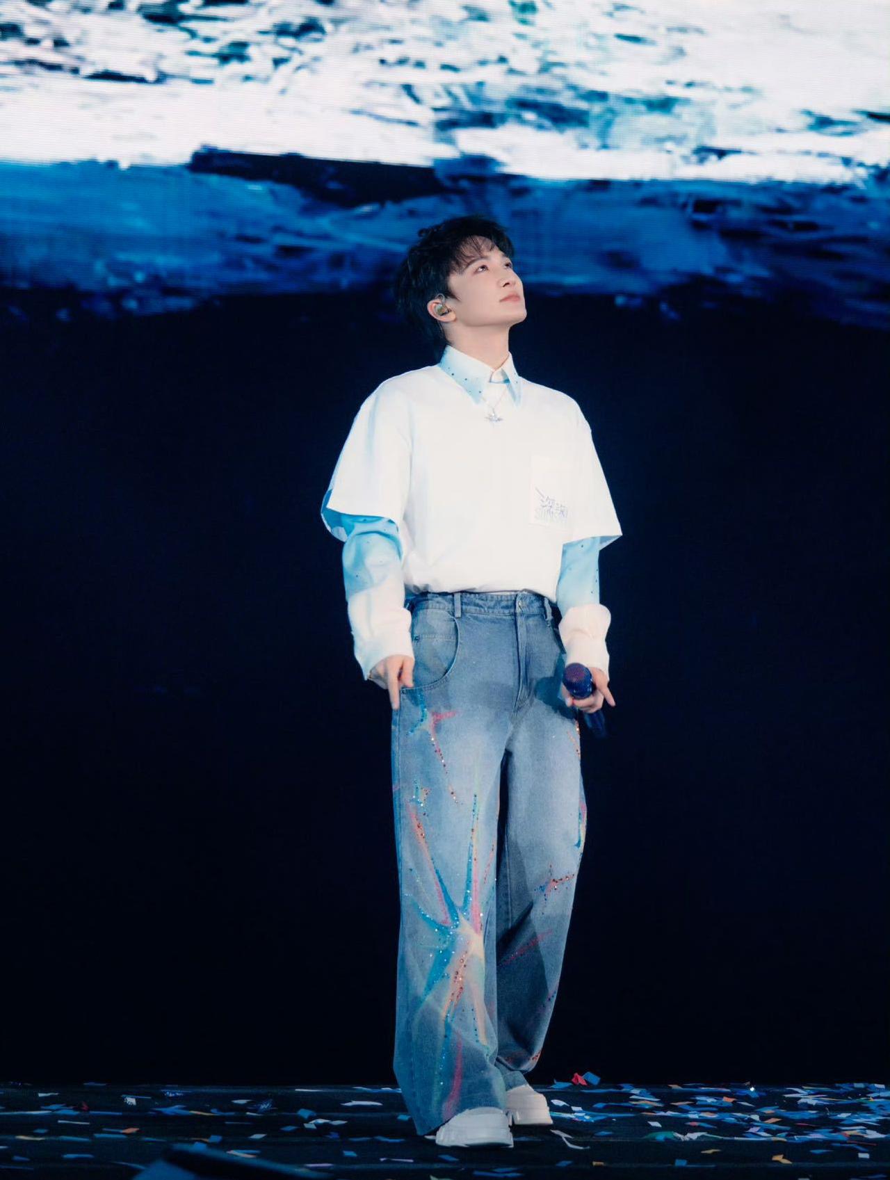 周深低调捐100万援港火灾，网友：这波操作太暖心！香港大埔五级火灾次日，周深