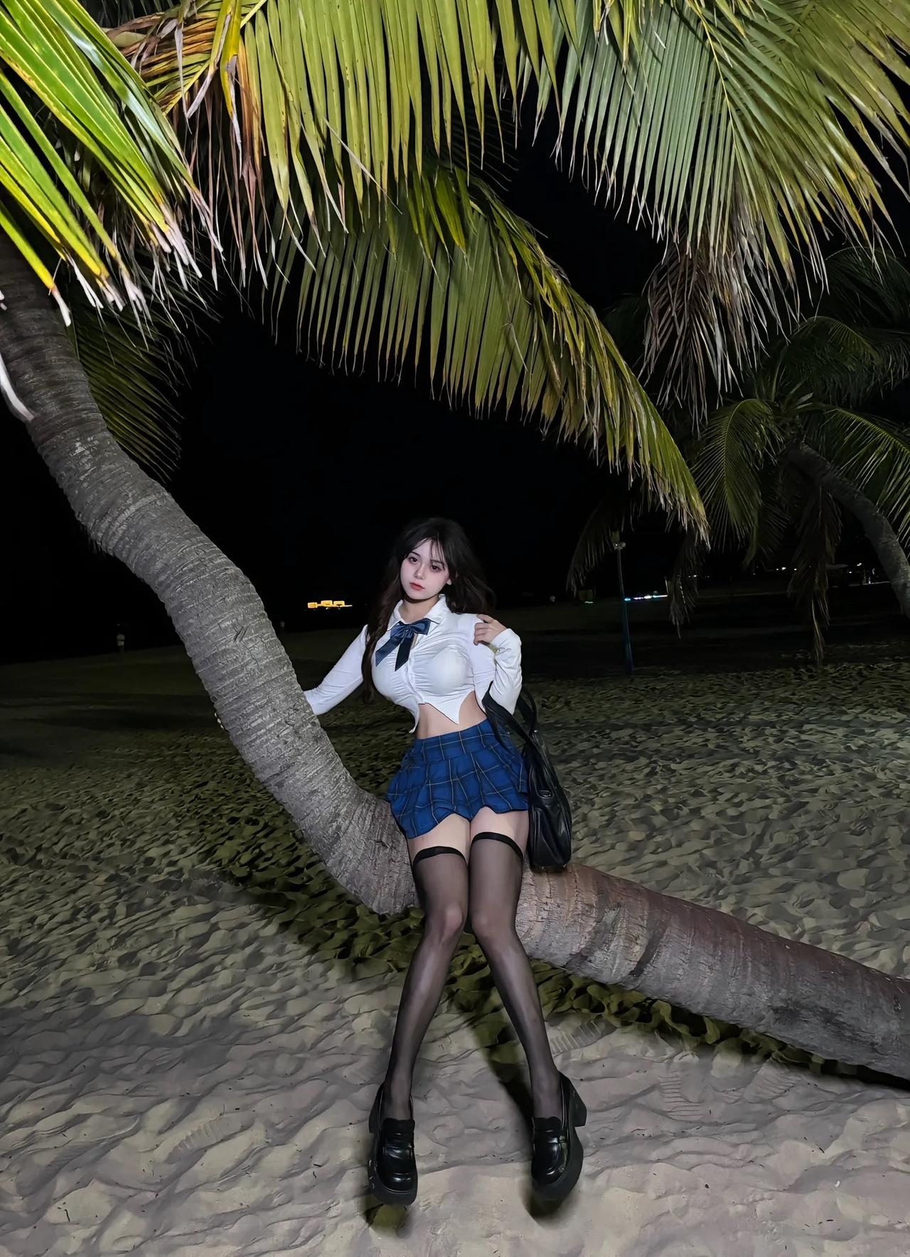 夜晚的海边沙滩，褪去白日喧嚣，安静得如同被按下静音键。小姐姐独自一人，漫步