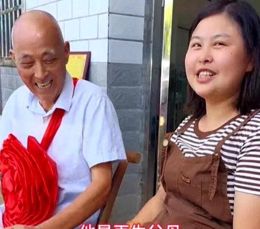 “简直就是一个奇迹！”湖南一女子开车不慎落水，一位七旬老人奋不顾身施救，事后女子