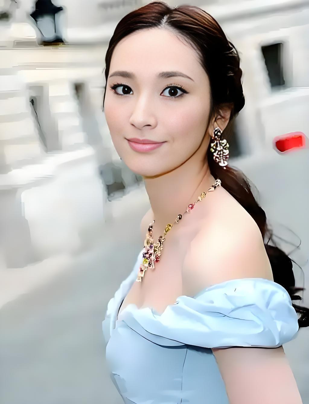 现在觉得吴佩慈不领证是对的！曾被嘲“生四胎还没进门”，竟成为豪门大戏里的赢家