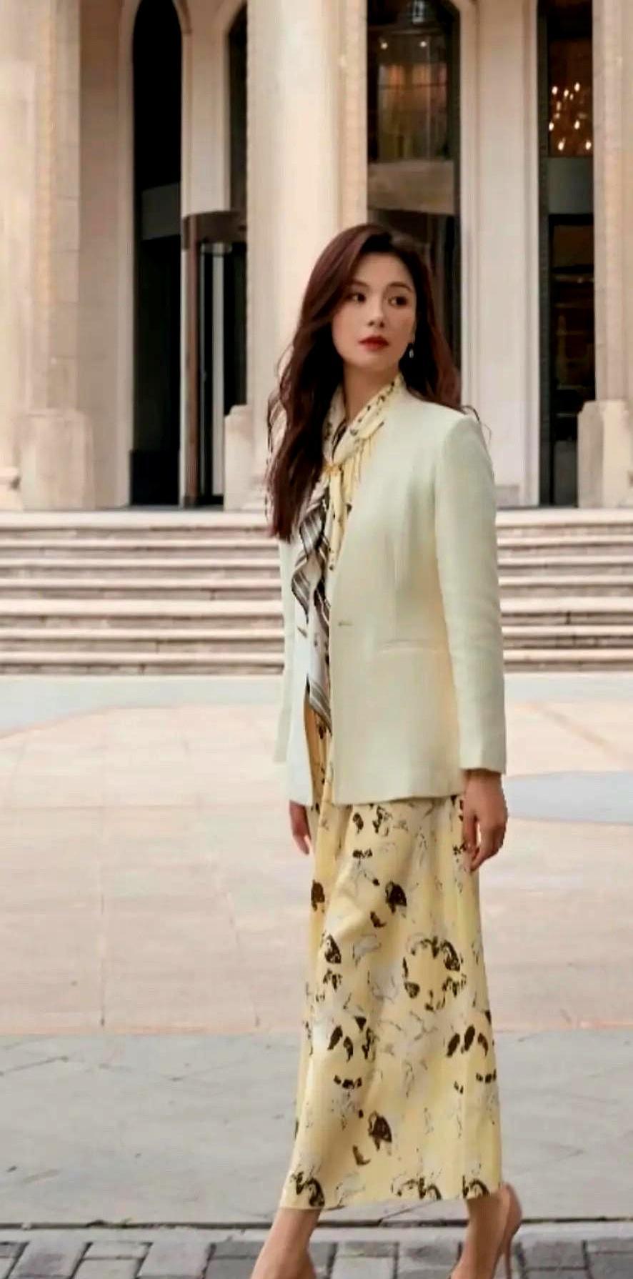 47岁刘涛近照曝光，状态炸裂！奔五的年纪，皮肤紧致得像剥壳鸡蛋，笑起来零皱