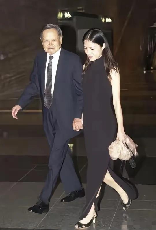 作为一个物理科学家,杨振宁有两点令人惊讶!1.在国外生活了60多年,80多岁