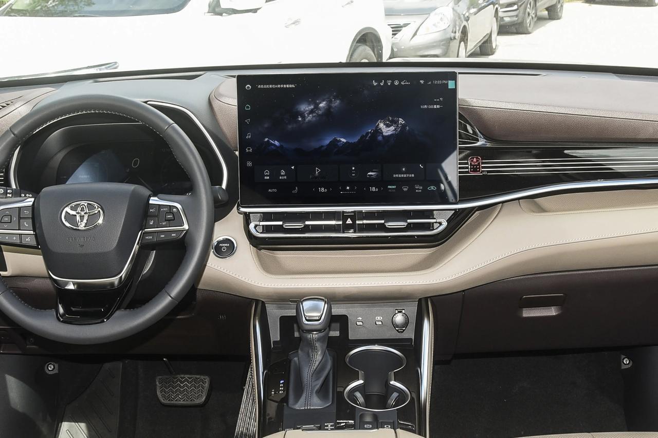 我之前听说有一个厉害的商家做生意,在一条街上对门分别开了两家店。都是做差不多的