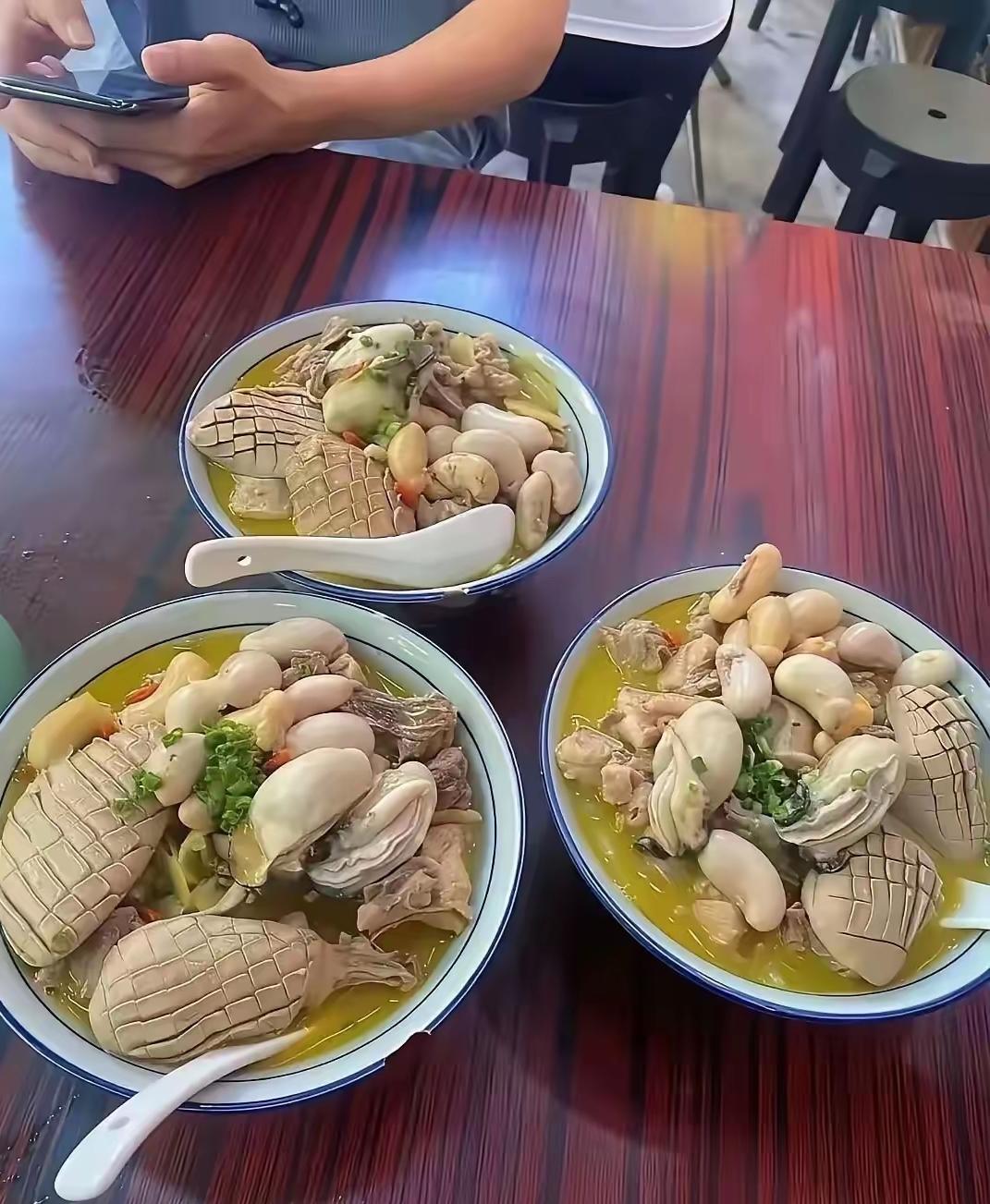 很好奇这三个人吃完这三碗大补后会去做什么？看起来每一碗的价格不符，有鲍鱼，有公鸡