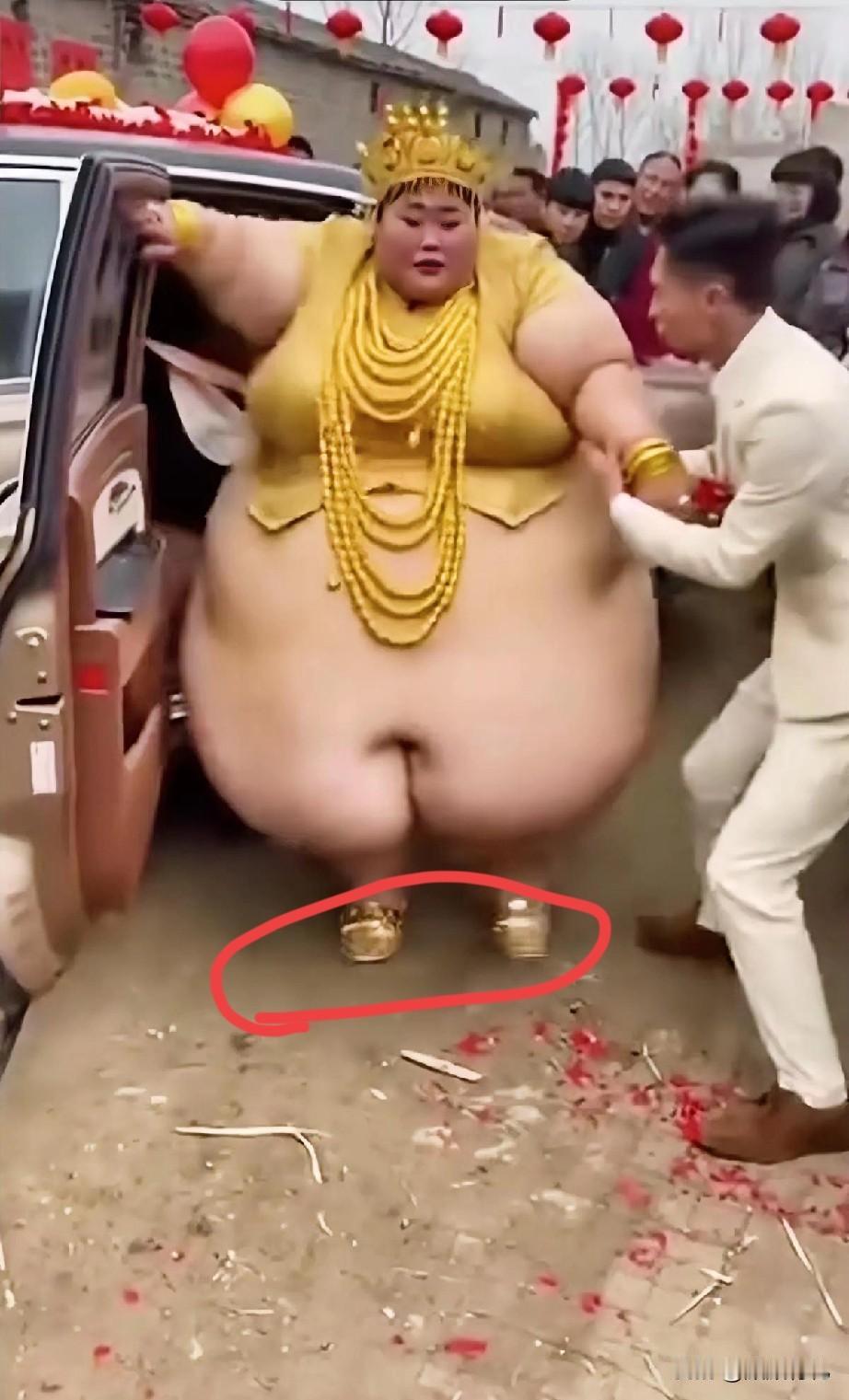 婚礼现场惊现“超大号”新娘，震惊现场众人！