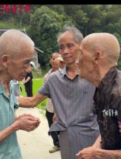 “泪目了！”近日，湖南怀化，93岁弟弟携一家人回老家看望98岁的哥哥，临走时，哥