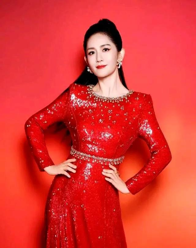 最近主持界有两件热议事:一是谢娜频繁登上央视舞台,继秋晚后又主持了央视盛典;二是