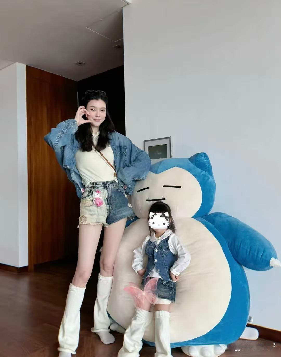 奚梦瑶和何猷君的女儿Romee都3岁了，扎着马尾，穿牛仔马甲配牛仔短裤...