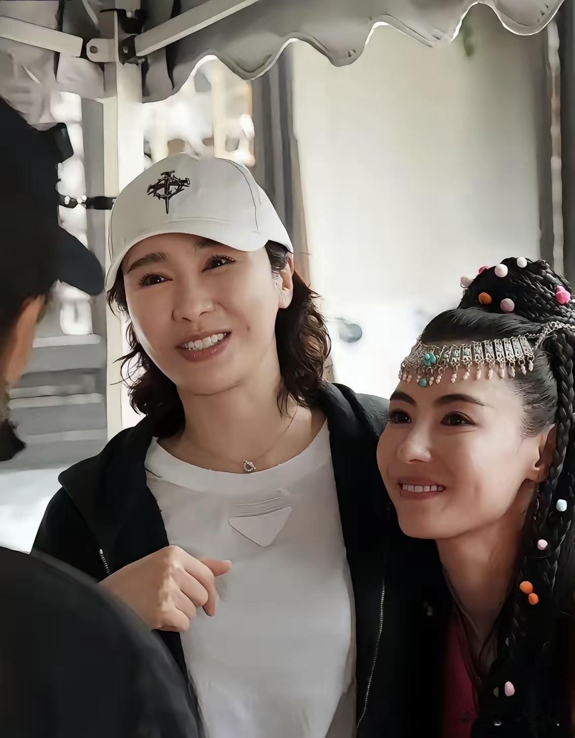 近日，张柏芝录制综艺《一路繁花相送》，节目中她扮演起了赵敏一角色。好姐妹黎姿带着