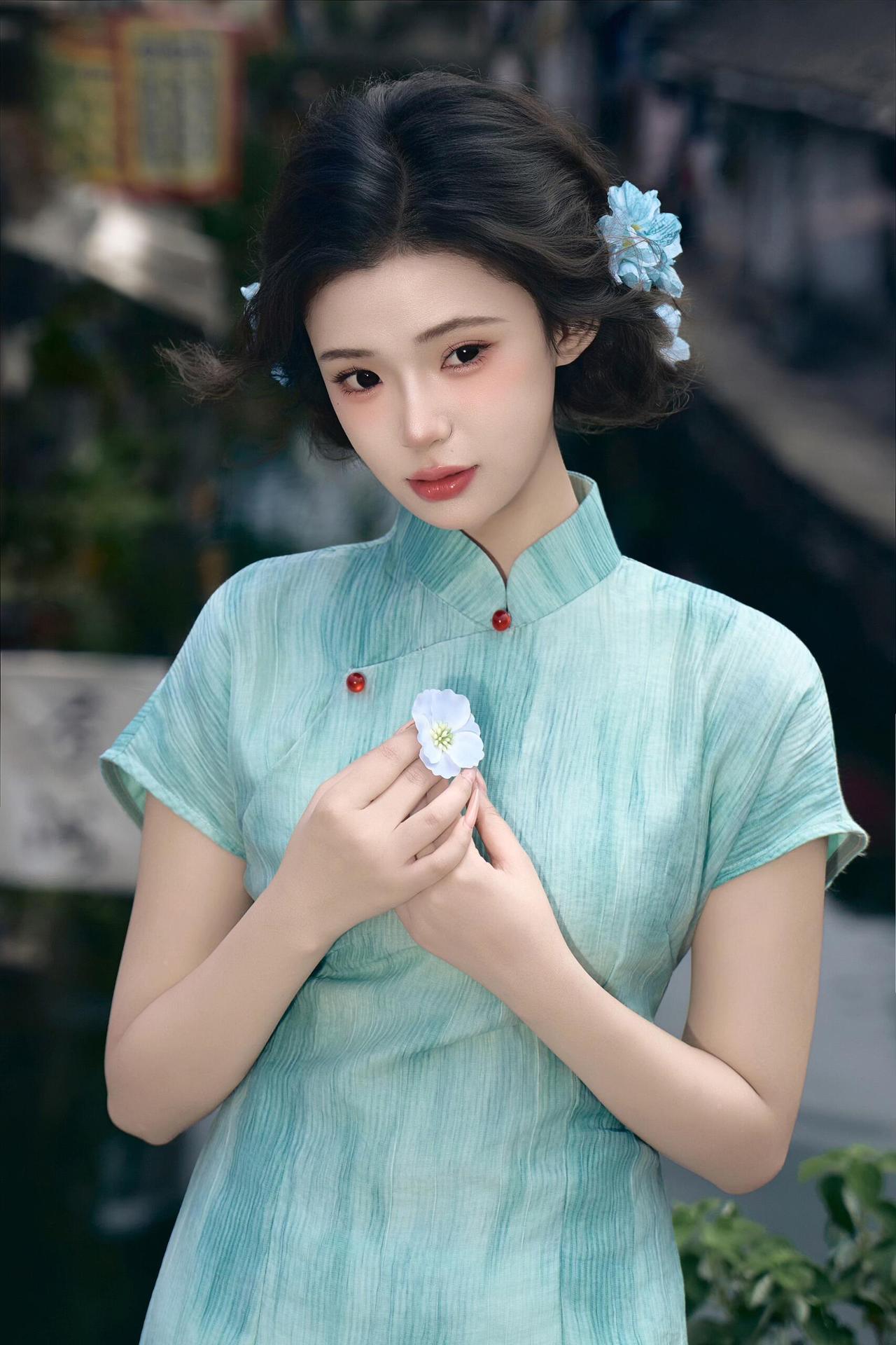 青花瓷旗袍少女，手持蓝花，古韵悠长。