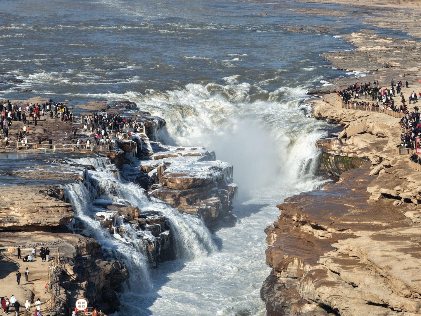 站在壶口瀑布边，才真正懂了什么叫黄河之水天上来，这浪涛的轰鸣，是刻在骨子里的华夏
