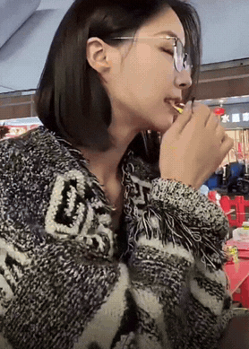 这是什么原理？女子在街边摆摊吹气球。请注意：她吹气球时，嘴巴并没有闭上。吹