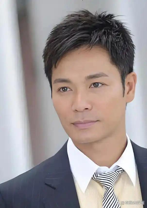 1997年，贫穷的郭晋安，向相恋4年的女友刘小慧求婚。刘小慧嫌弃他穷困潦