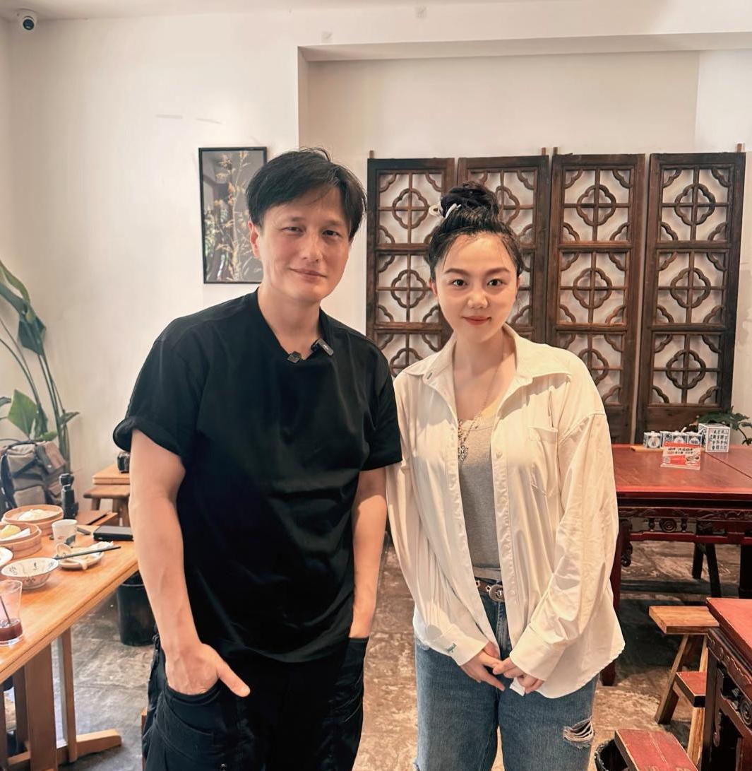 50岁尹子维在江苏吃米线被偶遇，他看起来好帅，打扮有型，身上完全没有沧桑感。[赞