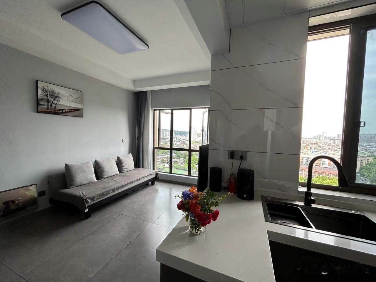 但换个角度想问题，大房子也同样在跌。亏钱卖掉小套，再去买套大户型，这样的想法常