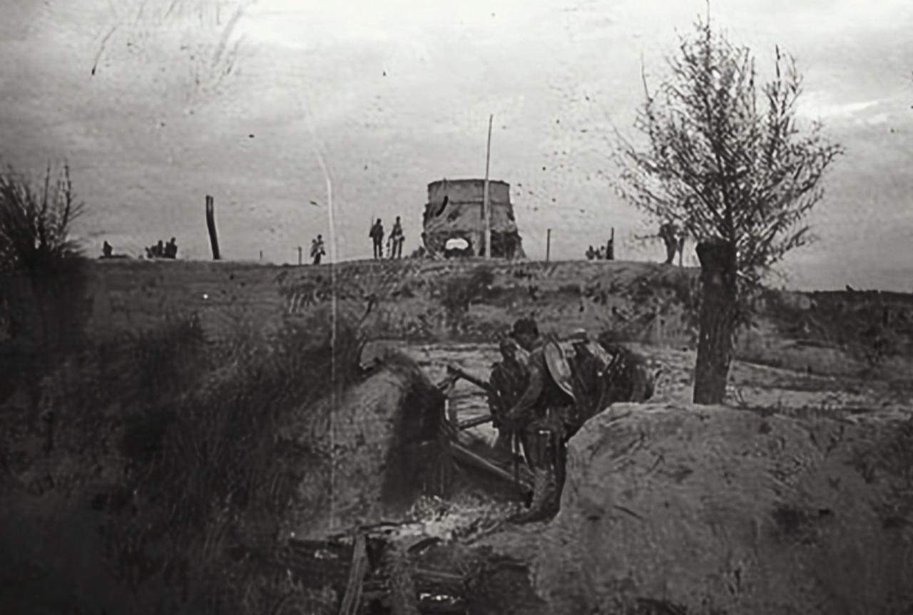 1944年，八路军团长王亢听说了件怪事，十三陵附近的伪军据点，一到半夜就有人大喊