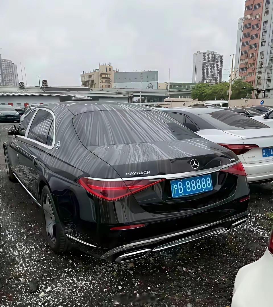 假如给你100万，但必须从这两台车里二选一开走。你会要哪个？