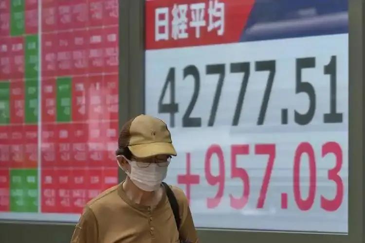 负债1343万亿，全球第一。都说欠钱的是孙子，但日本这个全球欠债王，不仅没人敢上