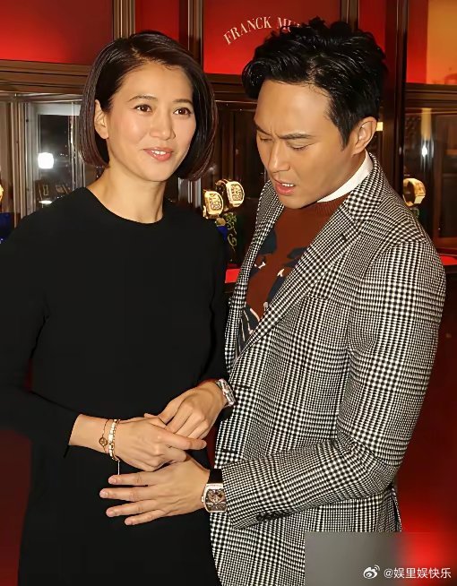 袁咏仪生完儿子后，产后抑郁发作，敏感多疑到天天跟张智霖大吵。一次争执，他直接摔门