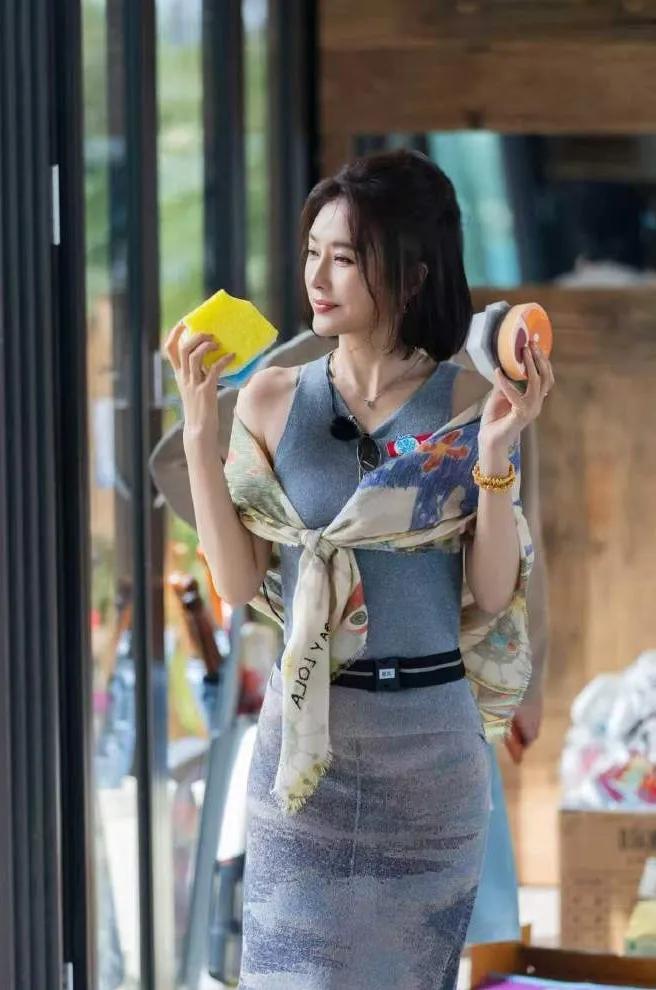 终于懂了什么叫“年龄只是数字”！秦岚这身私服，把成熟女性的优雅和性感平衡得刚刚