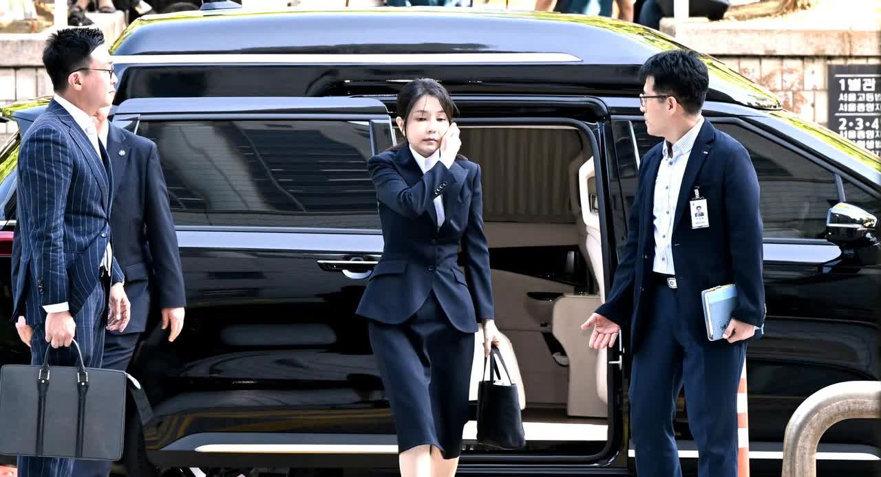 【金建希接受法院逮捕审查或成韩国首例前总统夫妇同囚】12日上午10时10分，首