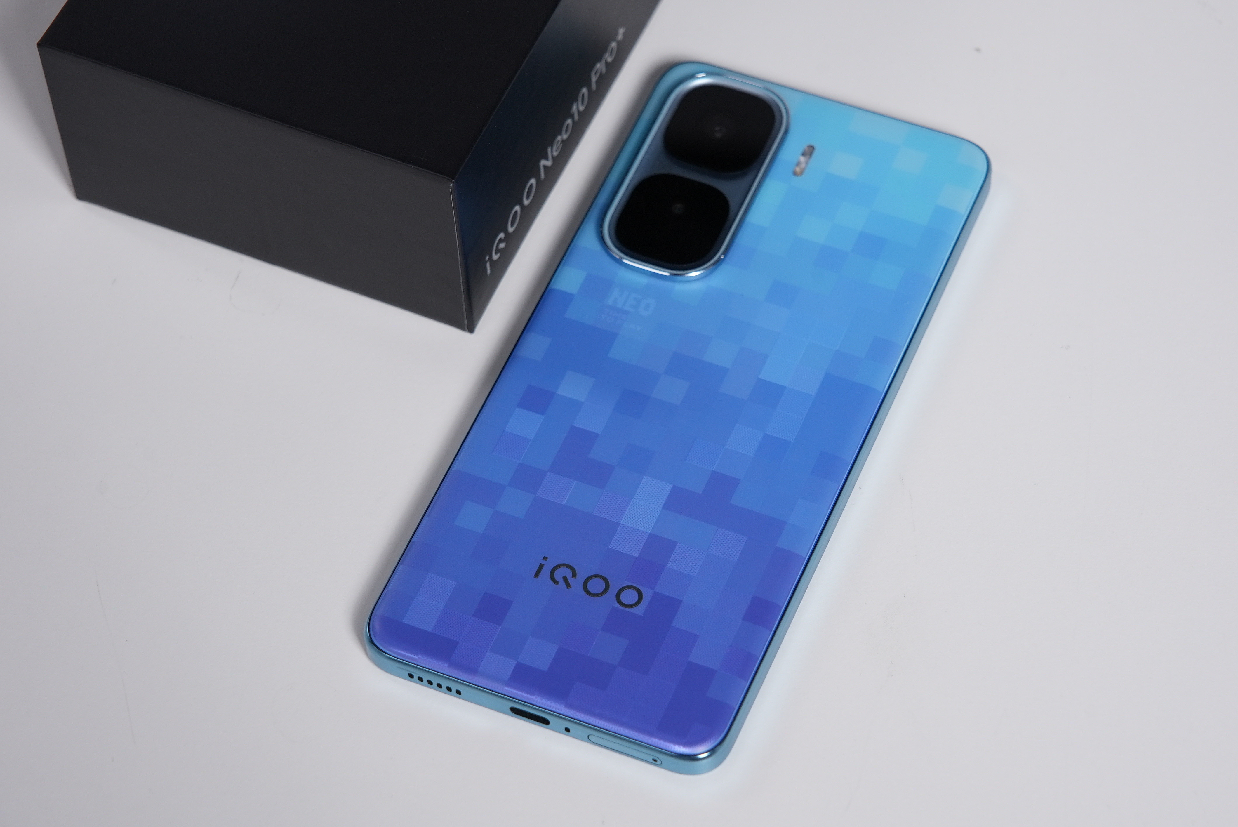 我们拿到了一台即将发布的iQOONeo10Pro+[比心]这台Neo10P