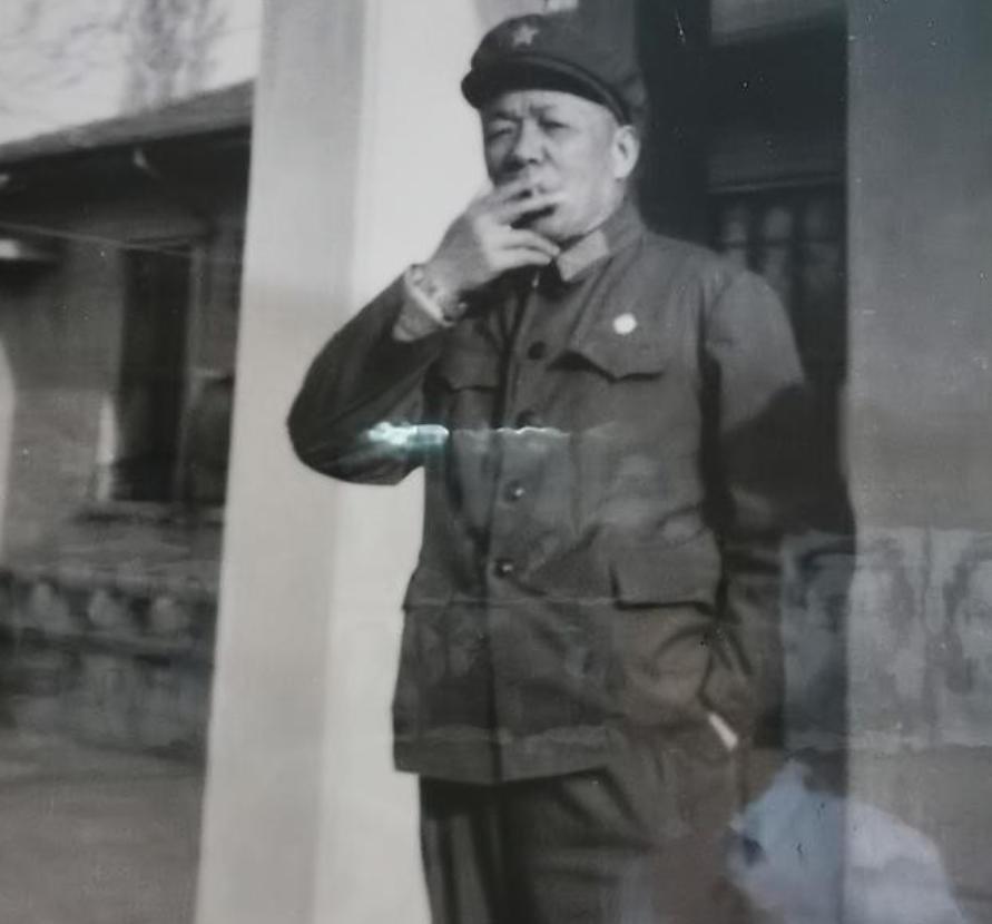 1967年，韩先楚在武汉东湖宾馆养病，因麻雀在外边太吵人，他拿出枪对准枝头开了一